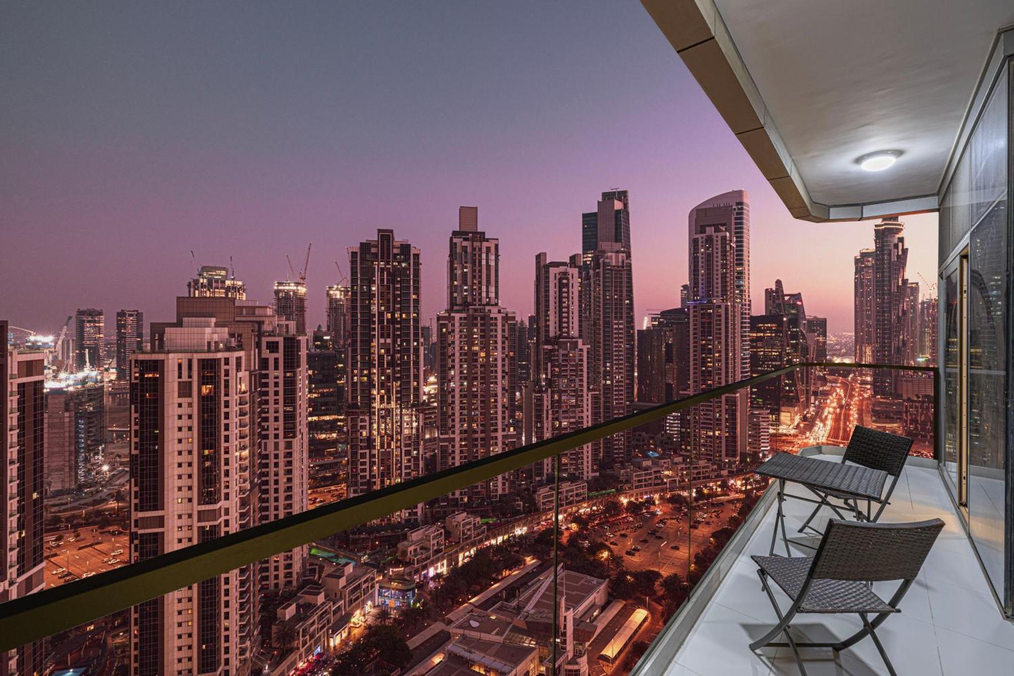 Infinity Pool & Burj Khalifa View L Luxe Paramount Дубай Экстерьер фото