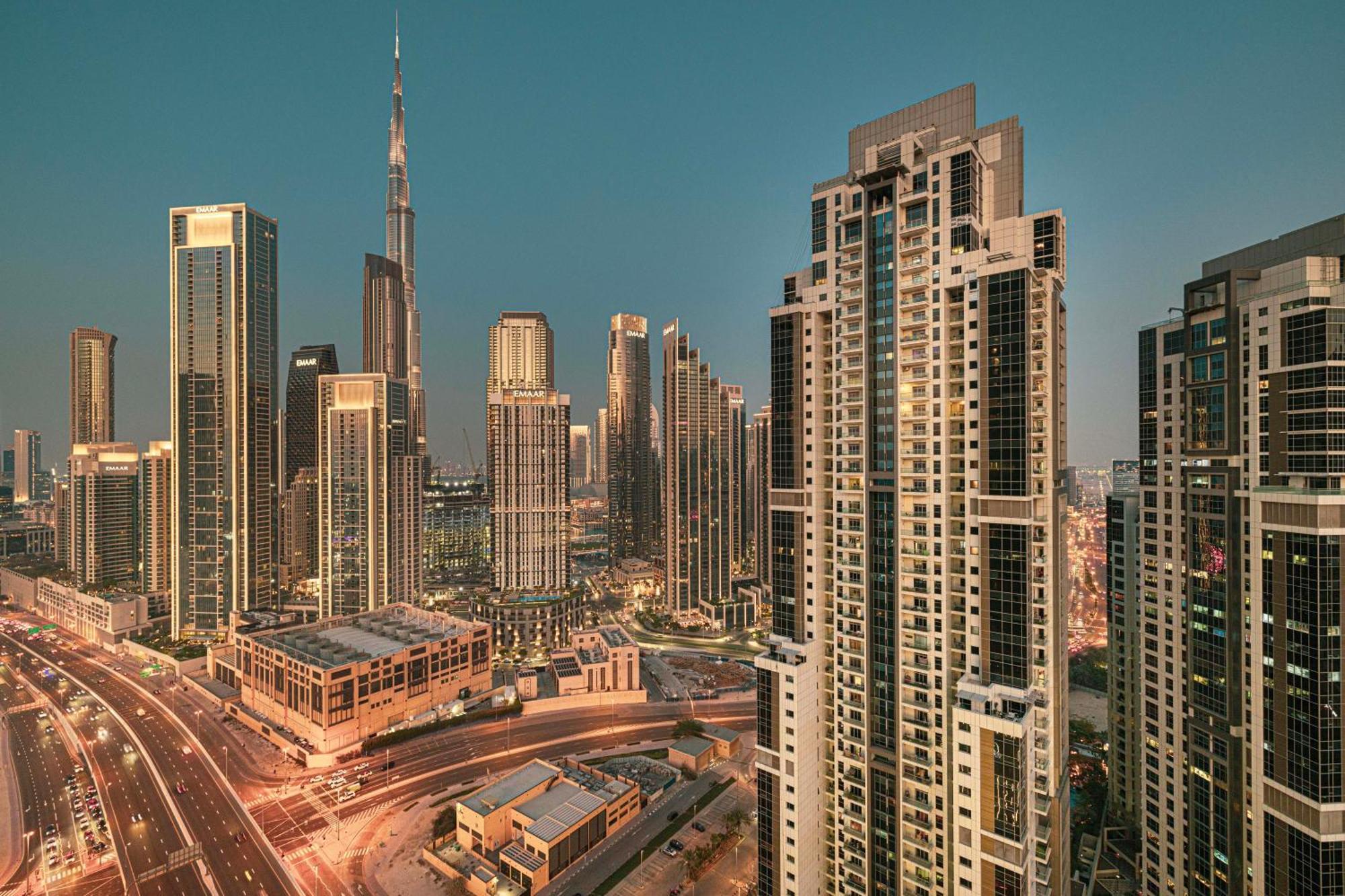 Infinity Pool & Burj Khalifa View L Luxe Paramount Дубай Экстерьер фото